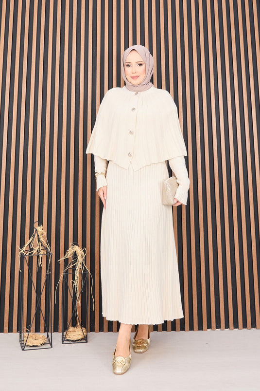 Ensemble deux pièces crème : cape boutonnée, robe tricotée et hijab
