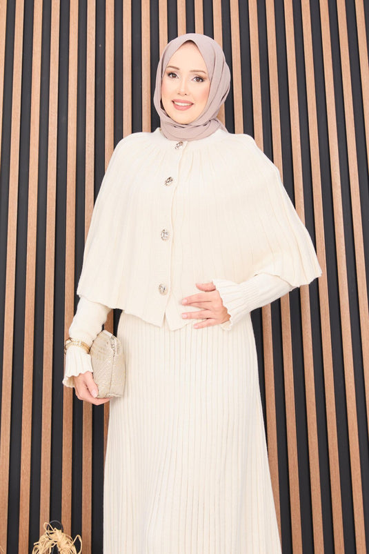 Ensemble deux pièces crème : cape boutonnée, robe tricotée et hijab