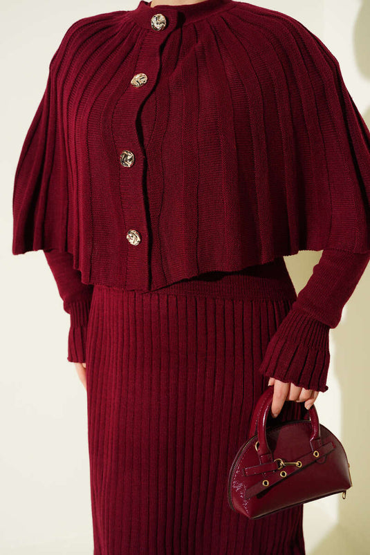 Ensemble De Robe En Tricot À Cape Boutonnée Bordeaux