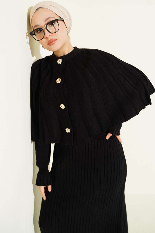 Schwarzes Strickkleid-Set Mit Knopfleiste Im Cape-Stil