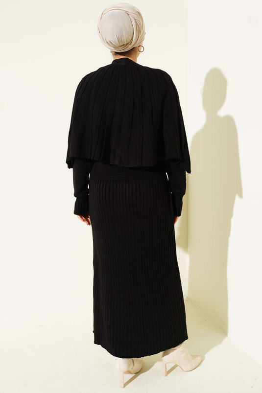 Schwarzes Strickkleid-Set Mit Knopfleiste Im Cape-Stil