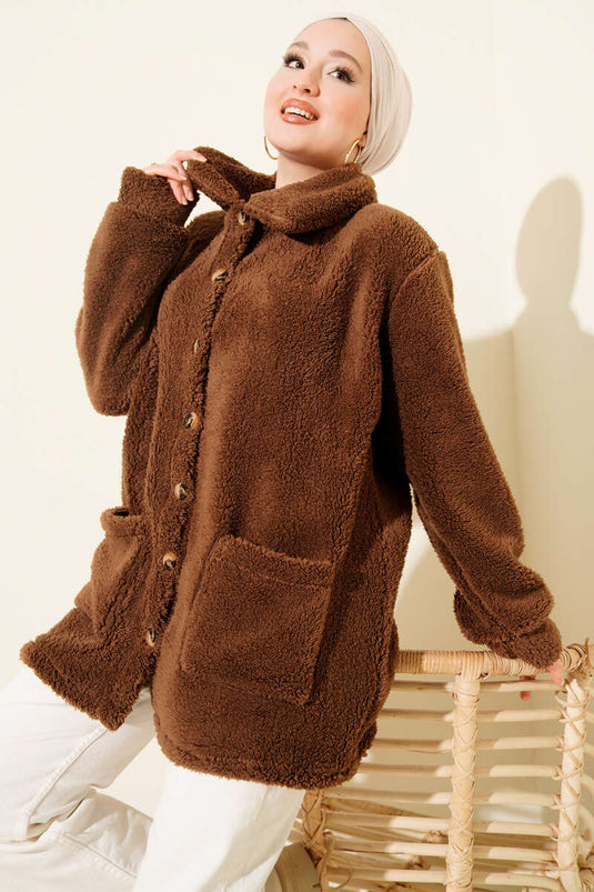 سترة محبوكة بأزرار من الفرو الصناعي بلون القهوة الداكنة