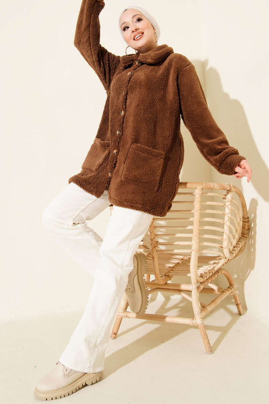 سترة محبوكة بأزرار من الفرو الصناعي بلون القهوة الداكنة