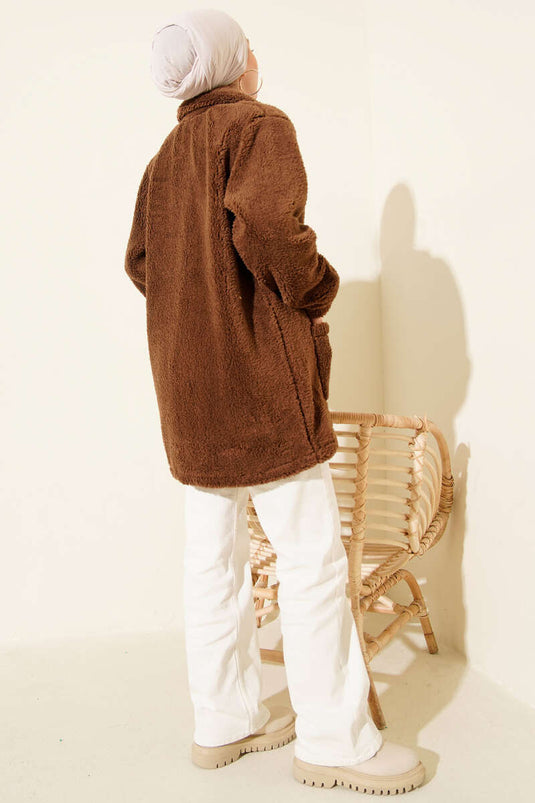 سترة محبوكة بأزرار من الفرو الصناعي بلون القهوة الداكنة