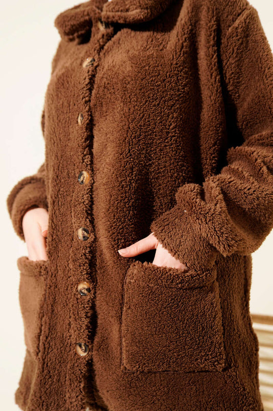 سترة محبوكة بأزرار من الفرو الصناعي بلون القهوة الداكنة