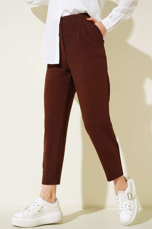 Pantalon marron à plis et boutons