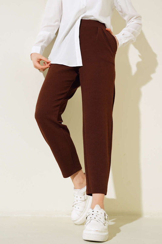 Pantalon marron à plis et boutons