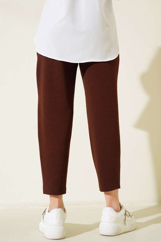 Pantalon marron à plis et boutons