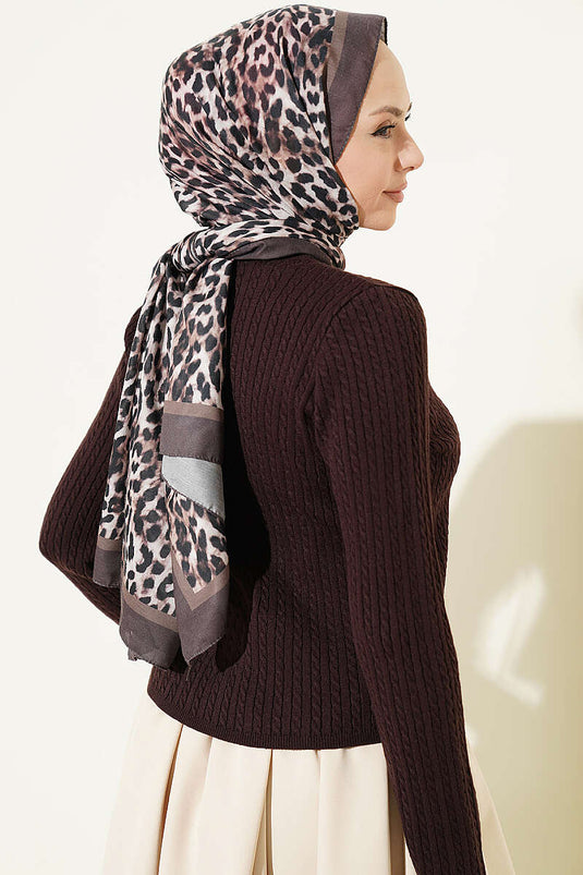 Chaqueta De Punto Con Botones Y Cabello Trenzado En Marrón Picante