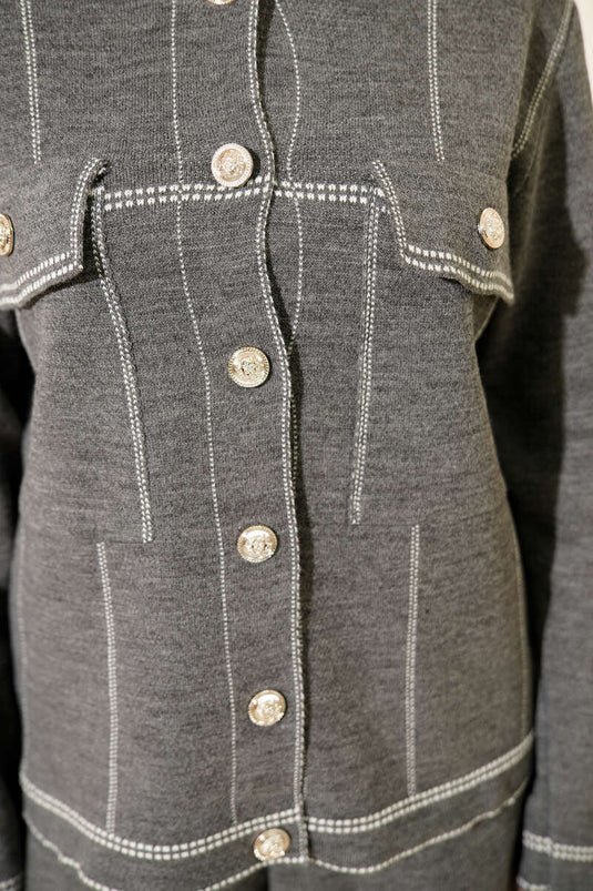 طقم من قطعتين محبوك بتفاصيل مخططة وأزرار، رمادي داكن