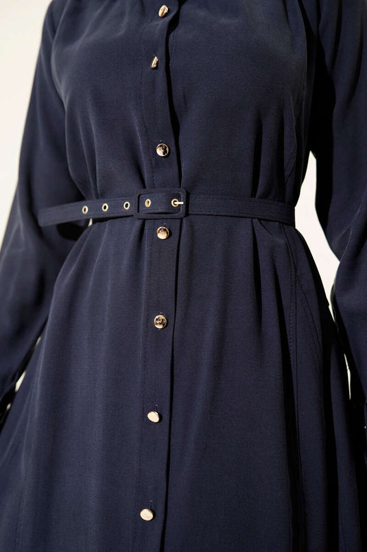 Jurk met knopen, fijne tailleband, marineblauw