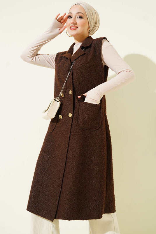 سترة طويلة من القماش المخرم بأزرار بلون بني