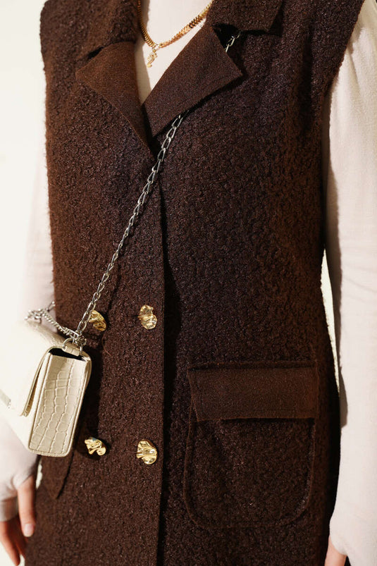 سترة طويلة من القماش المخرم بأزرار بلون بني