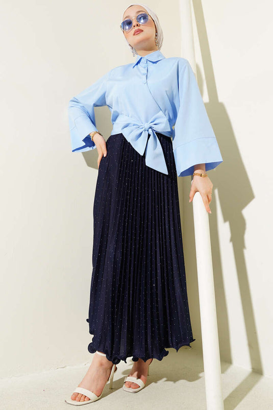 قميص قصير بأزرار ورباط جانبي باللون الأزرق الفاتح