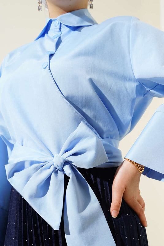 قميص قصير بأزرار ورباط جانبي باللون الأزرق الفاتح