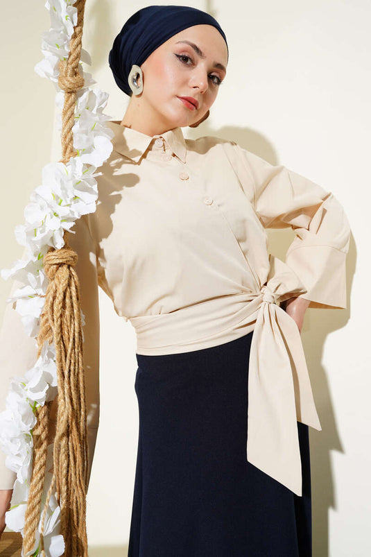 قميص قصير بأزرار ورباط جانبي باللون البيج