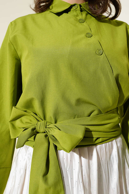 قميص قصير بأزرار ورباط جانبي باللون الأخضر الفستقي