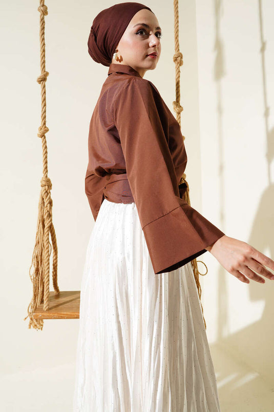 Kurzes Hemd mit seitlicher Knopfleiste in Braun