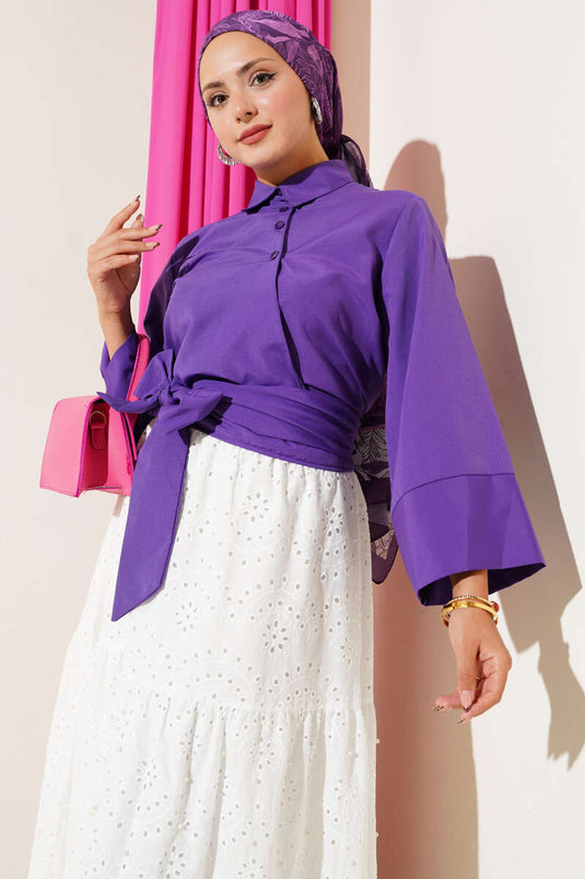 قميص قصير بنفسجي اللون، بأزرار وربطة جانبية.