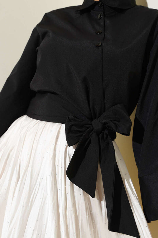 Kurzes Hemd mit seitlicher Knopfleiste in Schwarz