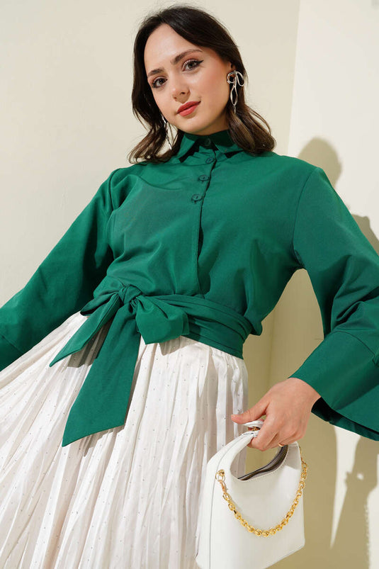 قميص قصير بأزرار ورباط جانبي، لون زمردي