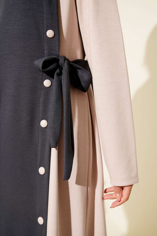 فستان برباط جانبي وأزرار ورقبة دائرية باللون الدخاني