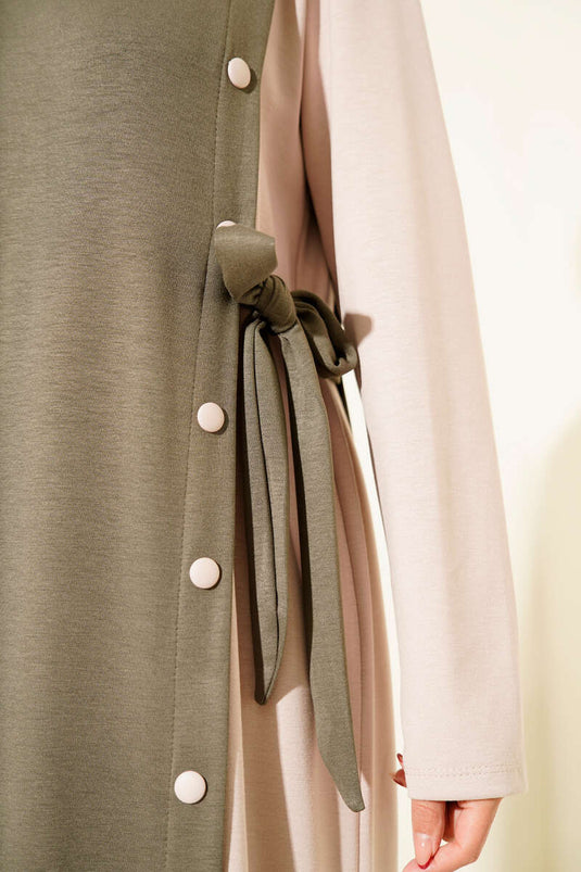 فستان كاكي برباط جانبي وأزرار وياقة دائرية