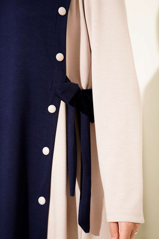 فستان أزرق داكن برباط جانبي وفتحة رقبة دائرية