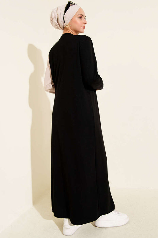 Kleid mit seitlicher Knopfleiste und Rundhalsausschnitt in Schwarz