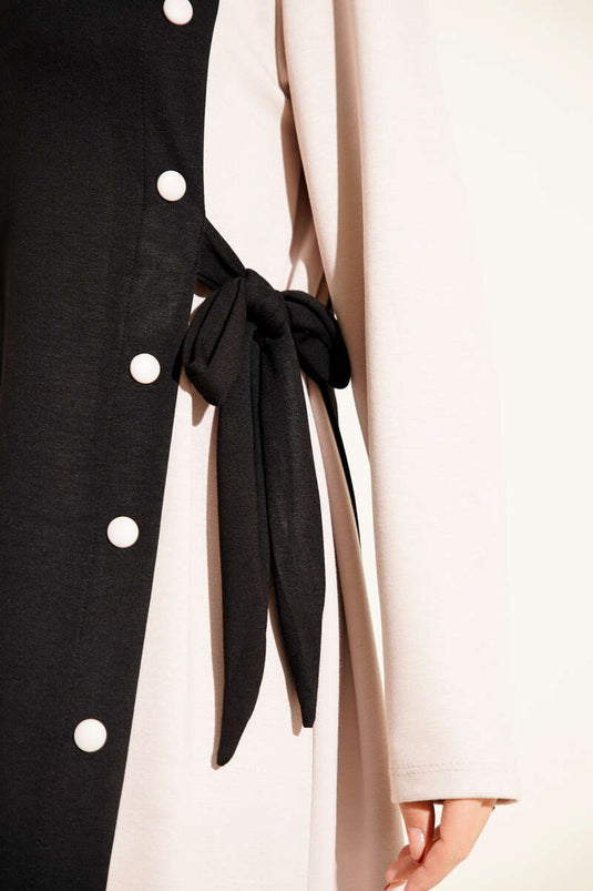 Kleid mit seitlicher Knopfleiste und Rundhalsausschnitt in Schwarz