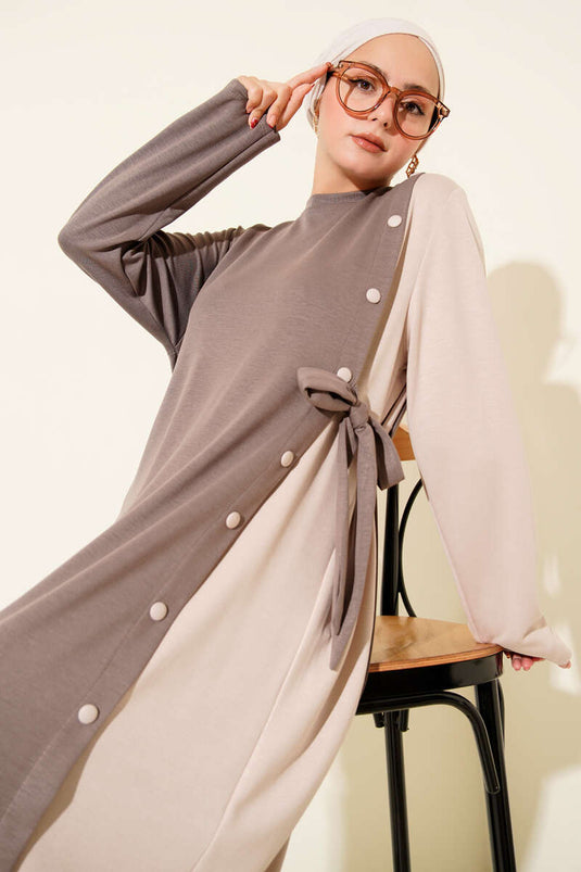 فستان برباط جانبي وأزرار ورقبة دائرية من فرو المنك