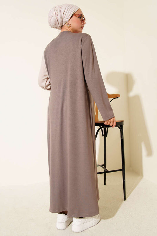 فستان برباط جانبي وأزرار ورقبة دائرية من فرو المنك