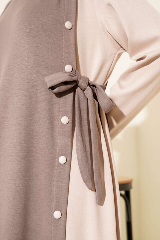 فستان برباط جانبي وأزرار ورقبة دائرية من فرو المنك