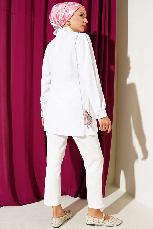 قميص أبيض بأزرار وربطة جانبية