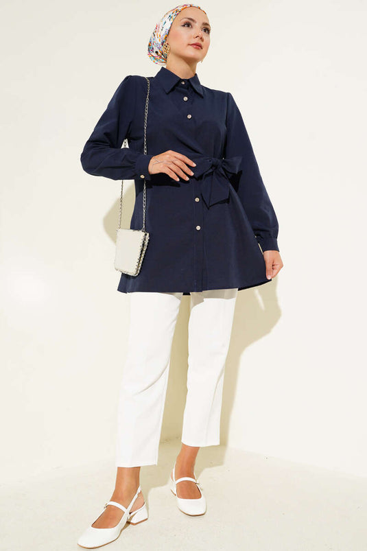 قميص بأزرار جانبية وربطة عنق باللون الأزرق الداكن