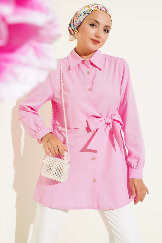 قميص وردي بأزرار وربطة جانبية