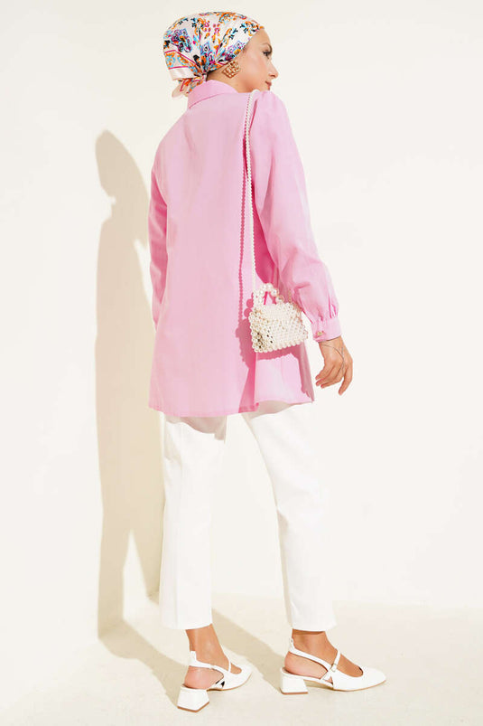 قميص وردي بأزرار وربطة جانبية