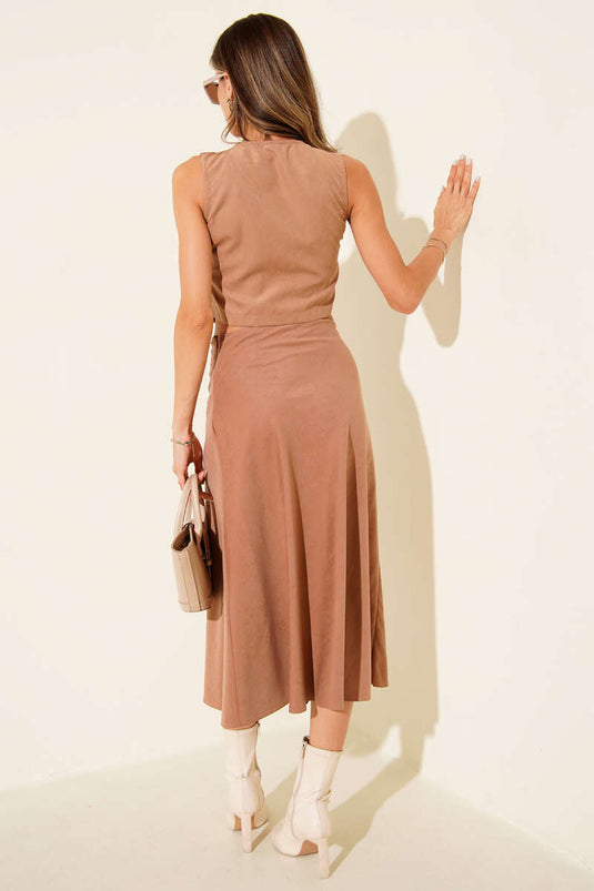 طقم مكون من قطعتين من الجلد المدبوغ، صدرية وتنورة بأزرار، لون لاتيه