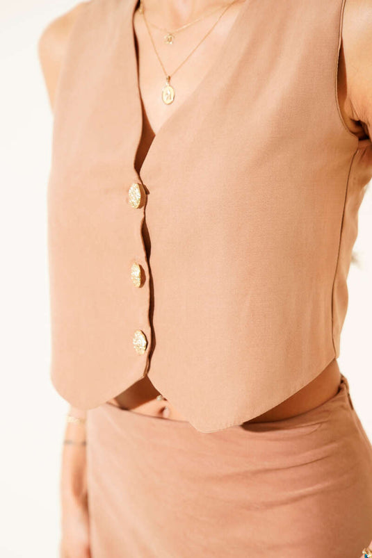 طقم مكون من قطعتين من الجلد المدبوغ، صدرية وتنورة بأزرار، لون لاتيه