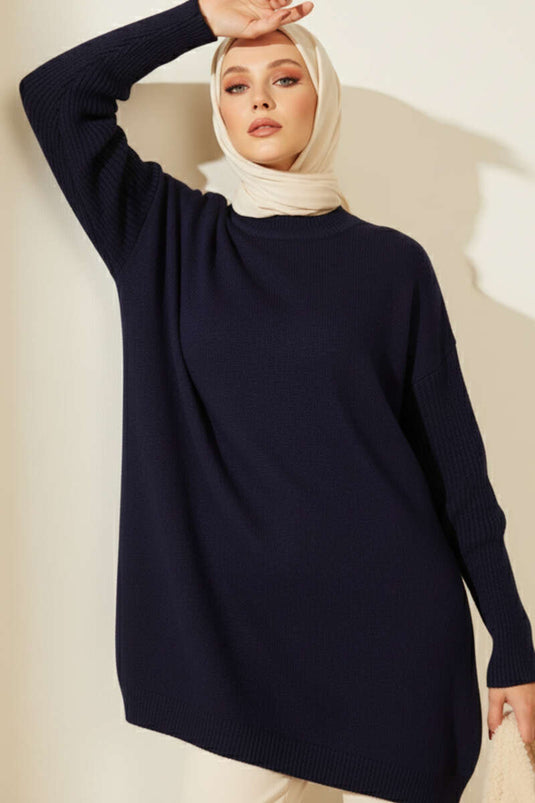 سترة محبوكة باللون الأزرق الداكن بأكمام منسدلة