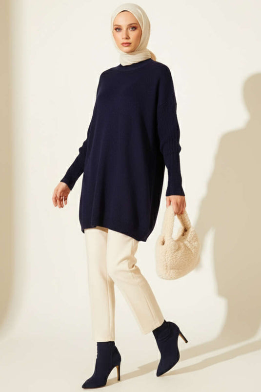 سترة محبوكة باللون الأزرق الداكن بأكمام منسدلة