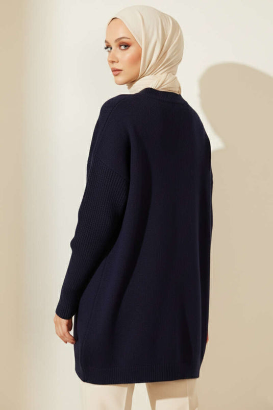 سترة محبوكة باللون الأزرق الداكن بأكمام منسدلة