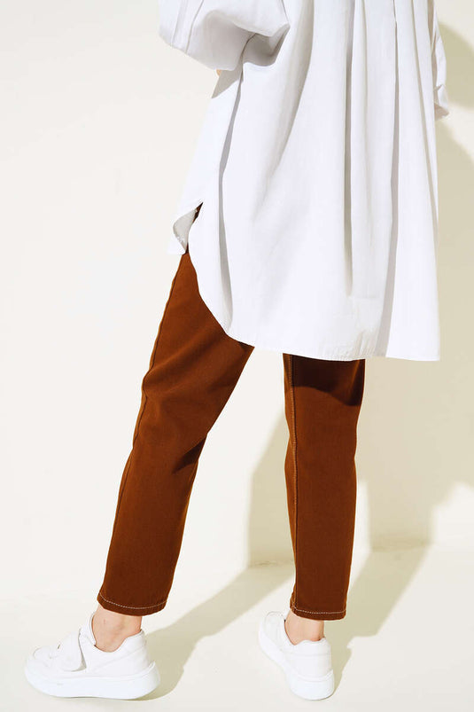 بنطلون بويفريند الأبيض المستقيم باللون البني