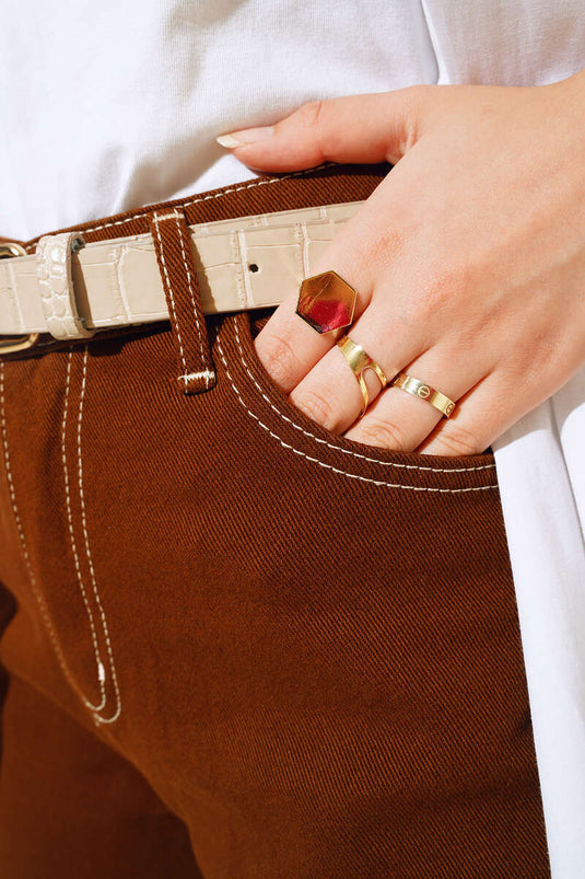 بنطلون بويفريند الأبيض المستقيم باللون البني