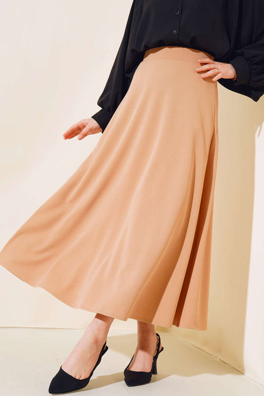 تنورة واسعة مستقيمة باللون البيج