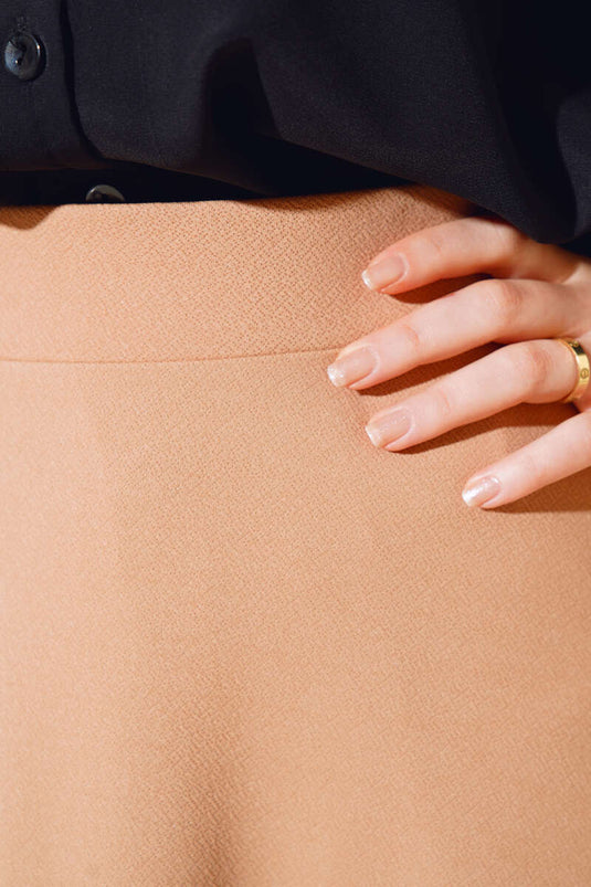 تنورة واسعة مستقيمة باللون البيج