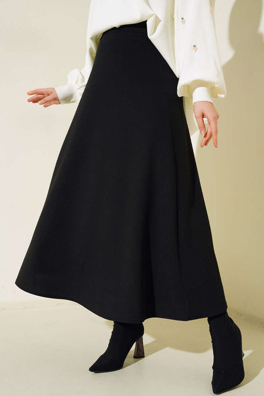 تنورة سوداء مستقيمة واسعة