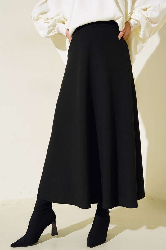 تنورة سوداء مستقيمة واسعة