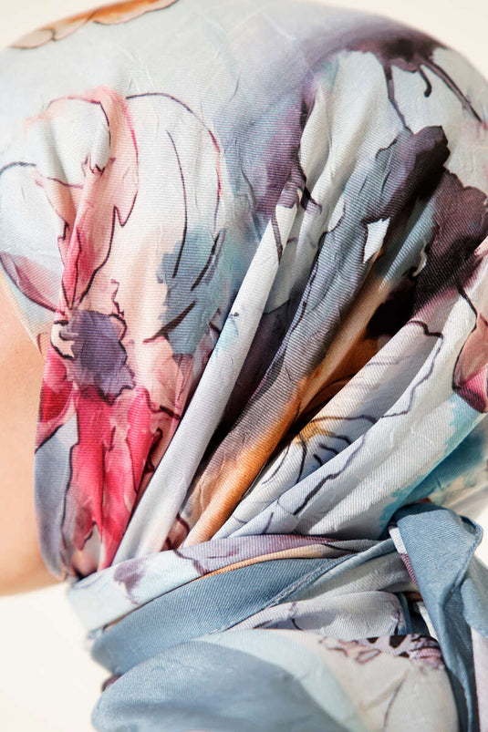 Sciarpa in bambù con stampa floreale marmorizzata blu tenue