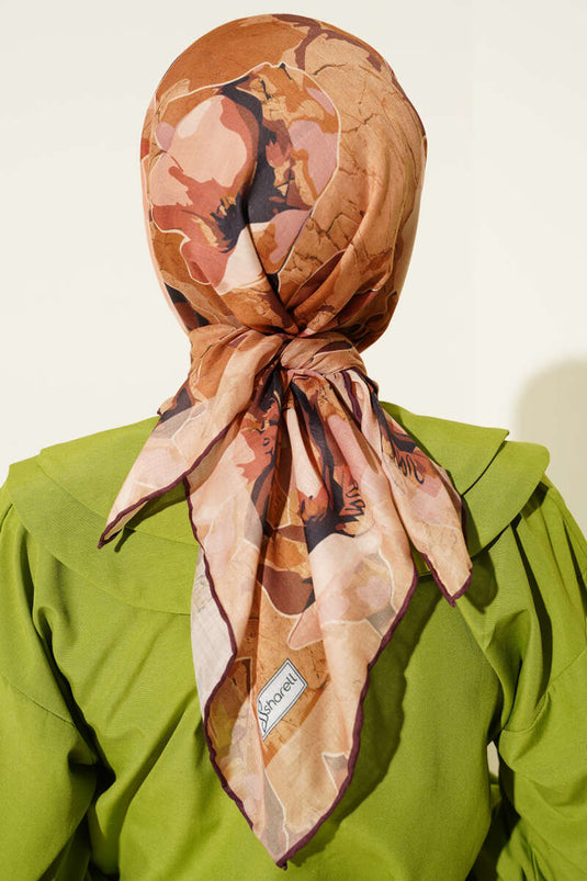 وشاح ناعم بلون بني فاتح مزين بزهرة الإبرولي